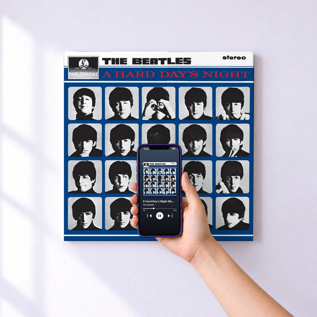 Affiche connectée A Hard Day's Night (Remastered) de The Beatles au mur : l'album se lance en approchant le téléphone