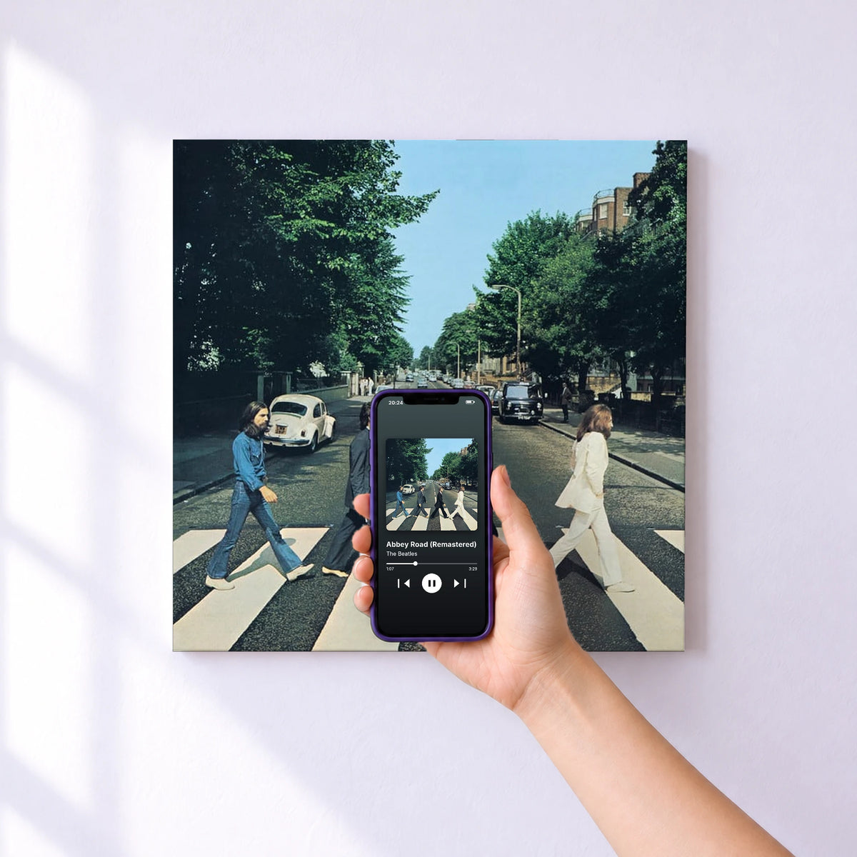 Affiche connectée Abbey Road (Remastered) de The Beatles au mur : l'album se lance en approchant le téléphone