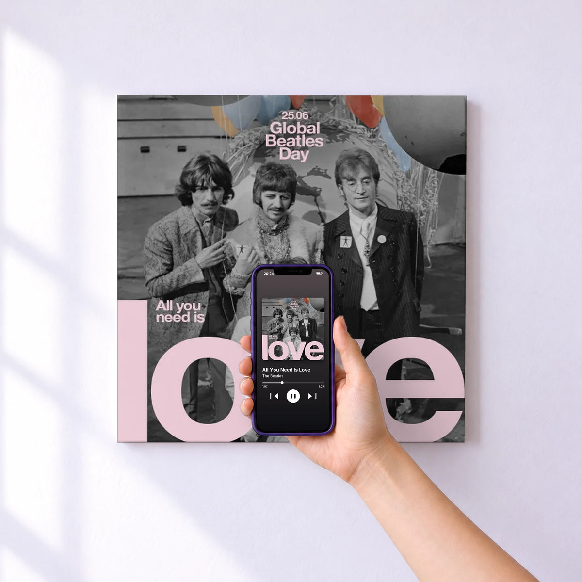 Affiche connectée All You Need Is Love de The Beatles au mur : l'album se lance en approchant le téléphone