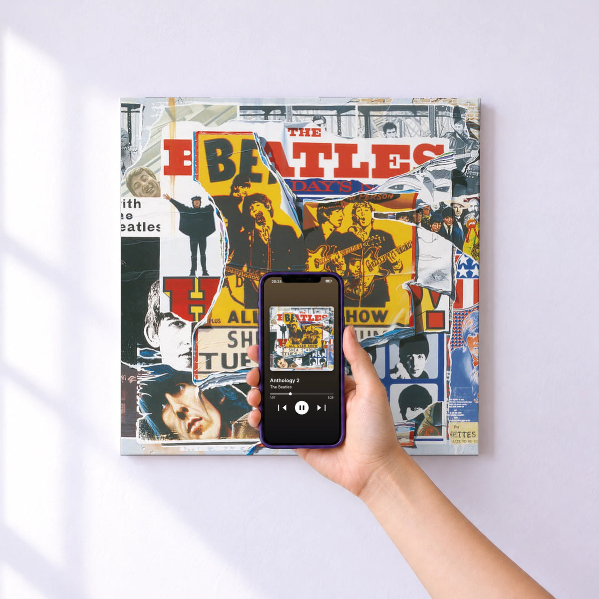 Affiche connectée Anthology 2 de The Beatles au mur : l'album se lance en approchant le téléphone