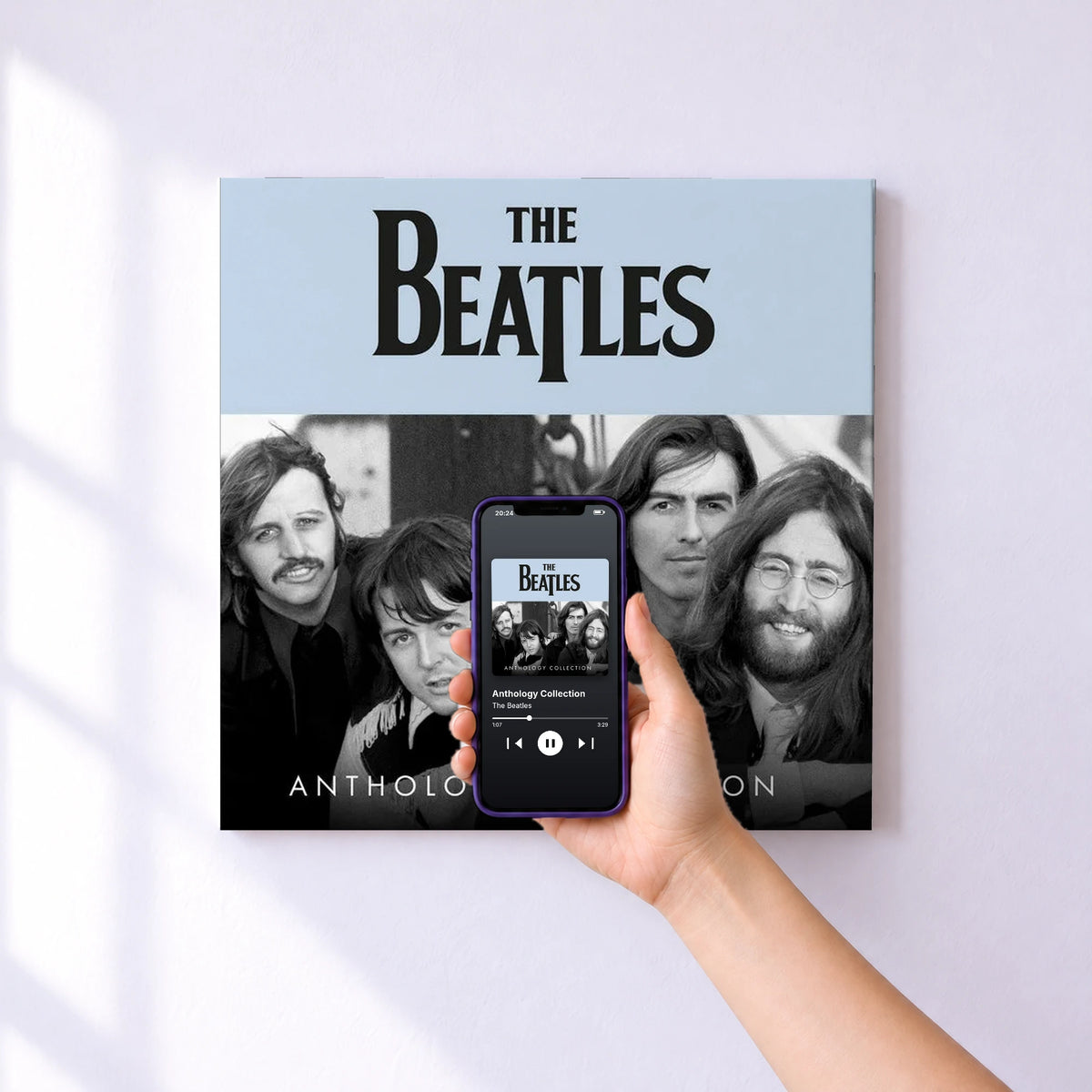 Affiche connectée Anthology Collection de The Beatles au mur : l'album se lance en approchant le téléphone
