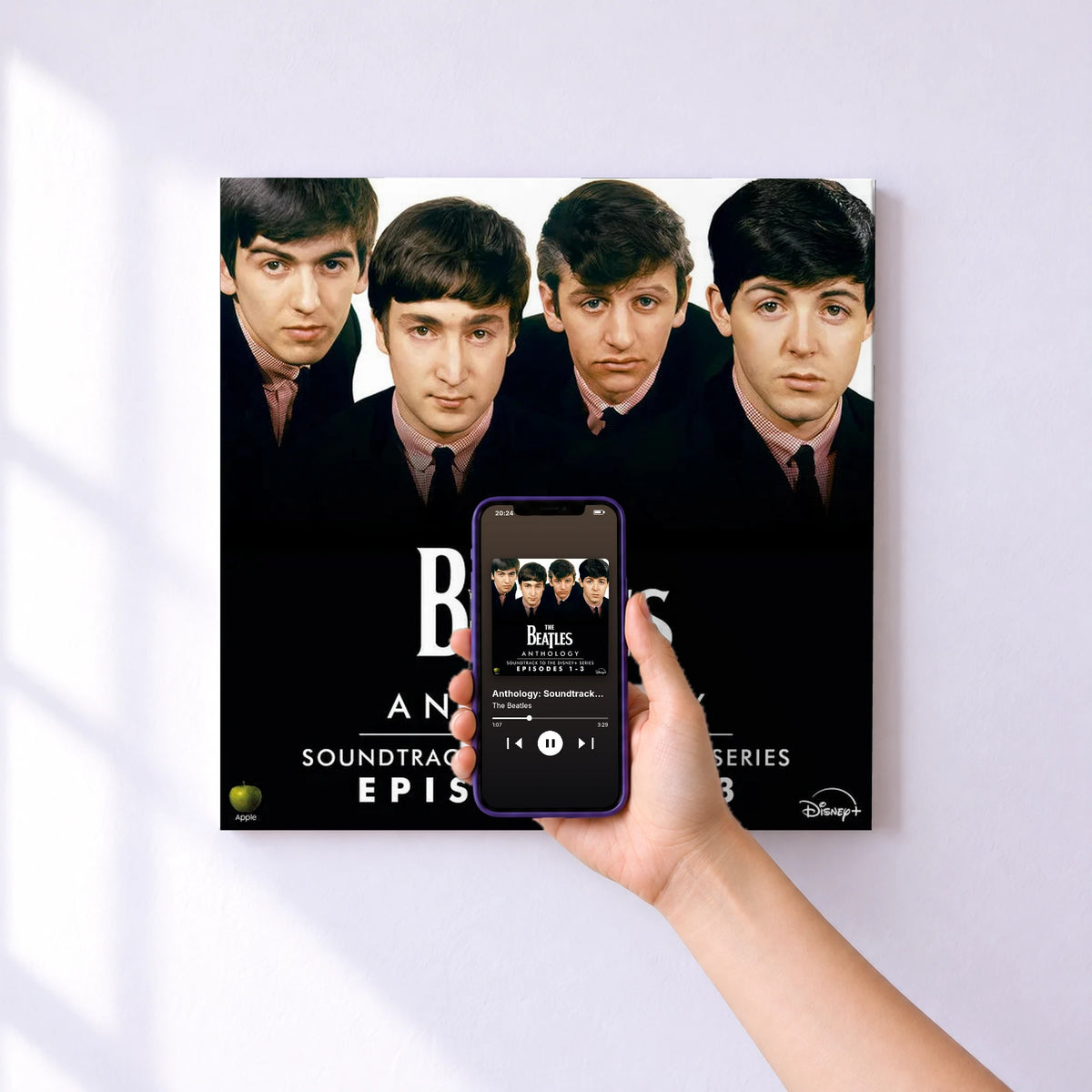 Affiche connectée Anthology: Soundtrack to the Disney+ Series (Episodes 1-3) de The Beatles au mur : l'album se lance en approchant le téléphone