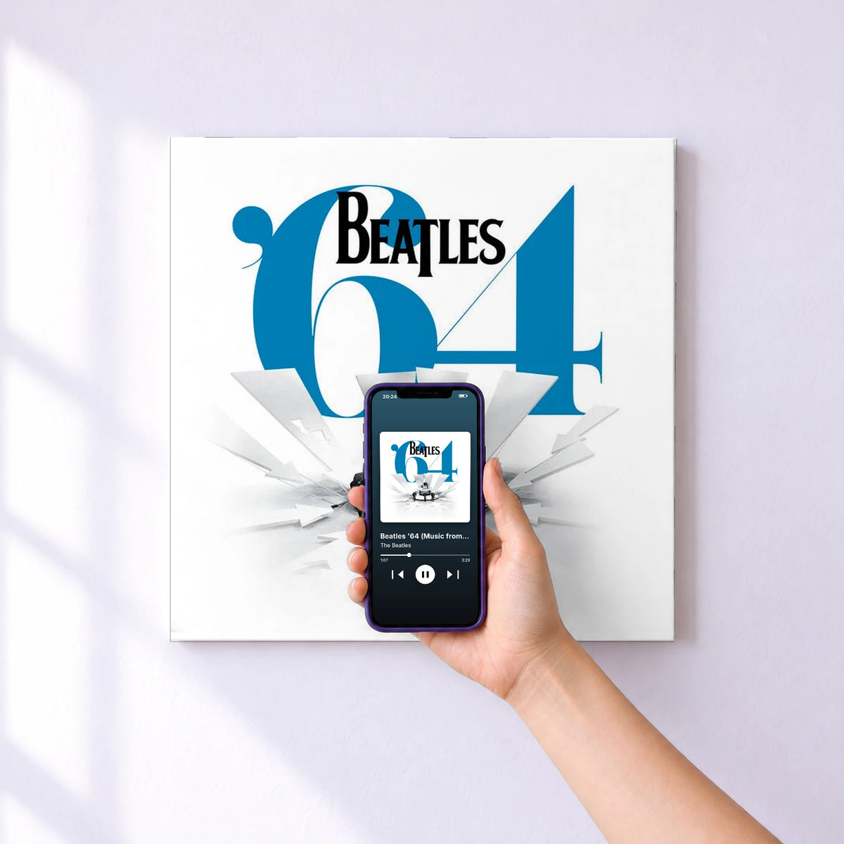 Affiche connectée Beatles '64 (Music from the Disney+ Documentary) de The Beatles au mur : l'album se lance en approchant le téléphone