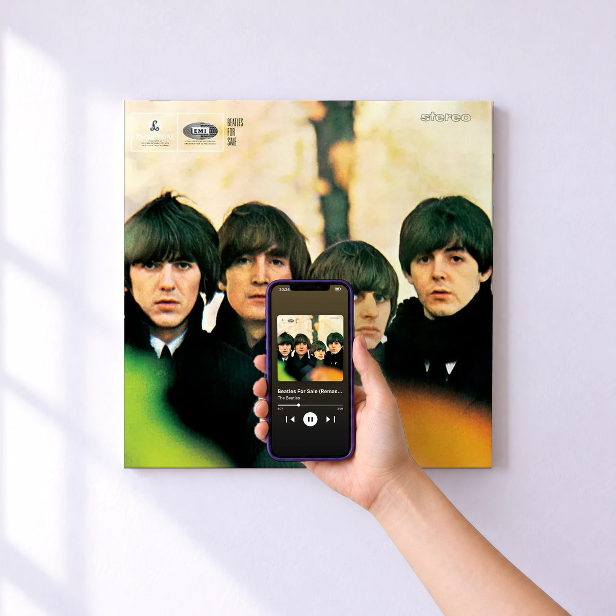 Affiche connectée Beatles For Sale (Remastered) de The Beatles au mur : l'album se lance en approchant le téléphone