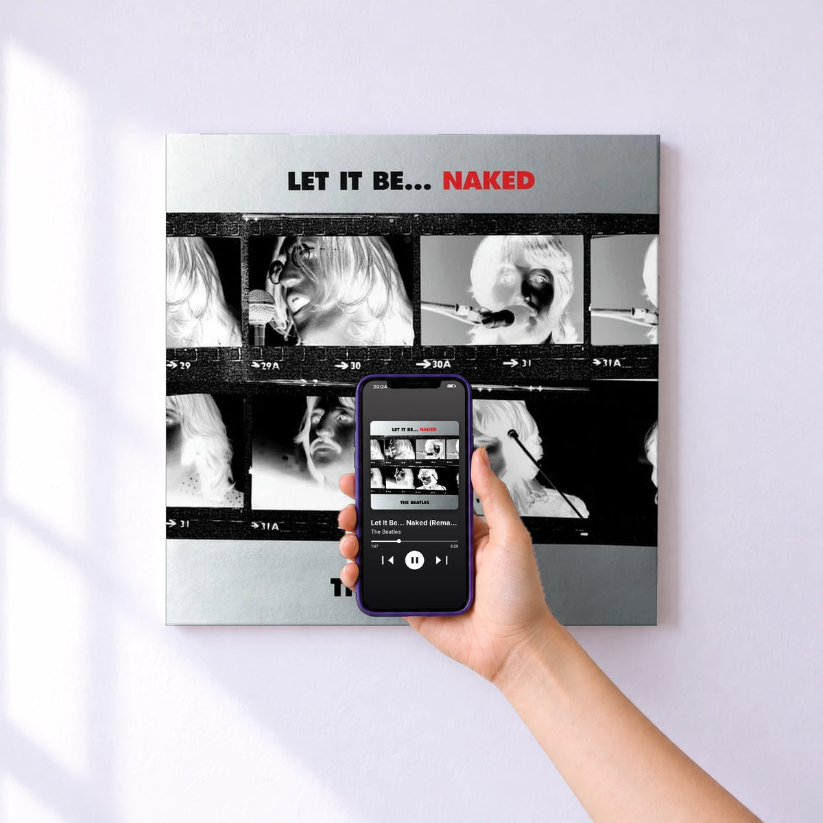 Affiche connectée Let It Be... Naked (Remastered) de The Beatles au mur : l'album se lance en approchant le téléphone