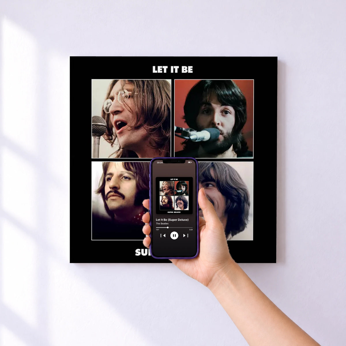 Affiche connectée Let It Be (Super Deluxe) de The Beatles au mur : l'album se lance en approchant le téléphone