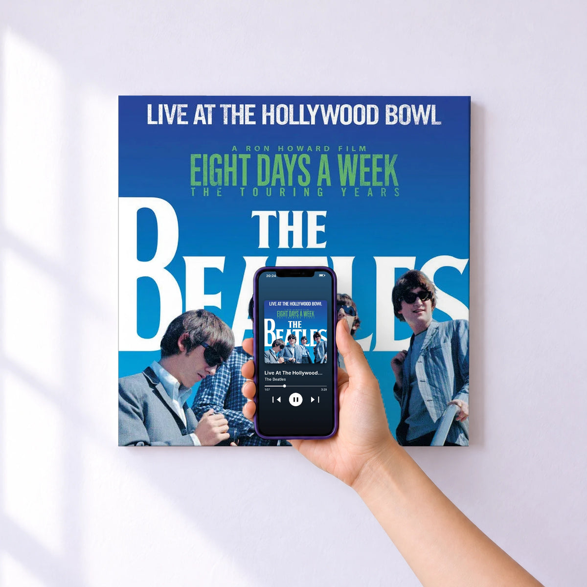 Affiche connectée Live At The Hollywood Bowl de The Beatles au mur : l'album se lance en approchant le téléphone