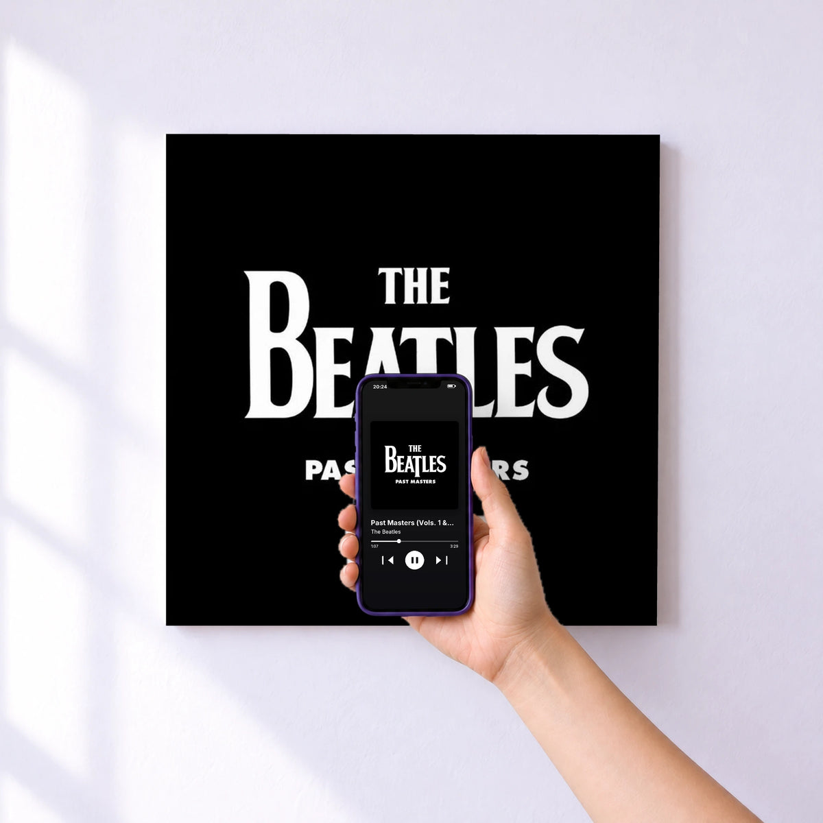 Affiche connectée Past Masters (Vols. 1 & 2 / Remastered) de The Beatles au mur : l'album se lance en approchant le téléphone