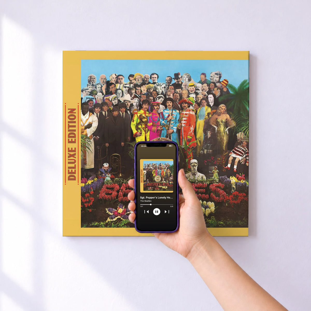 Affiche connectée Sgt. Pepper's Lonely Hearts Club Band (Deluxe Edition) de The Beatles au mur : l'album se lance en approchant le téléphone