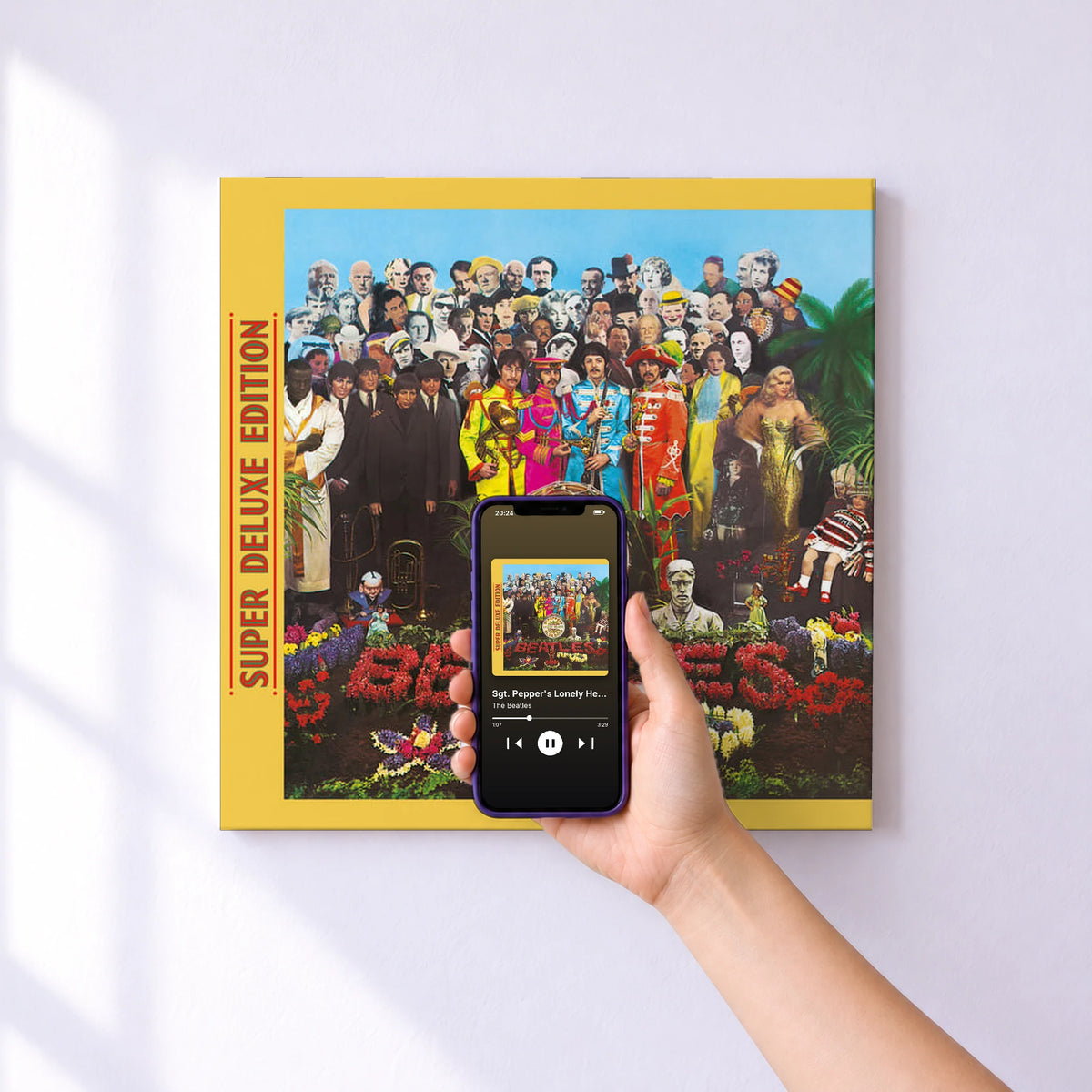 Affiche connectée Sgt. Pepper's Lonely Hearts Club Band (Super Deluxe Edition) de The Beatles au mur : l'album se lance en approchant le téléphone