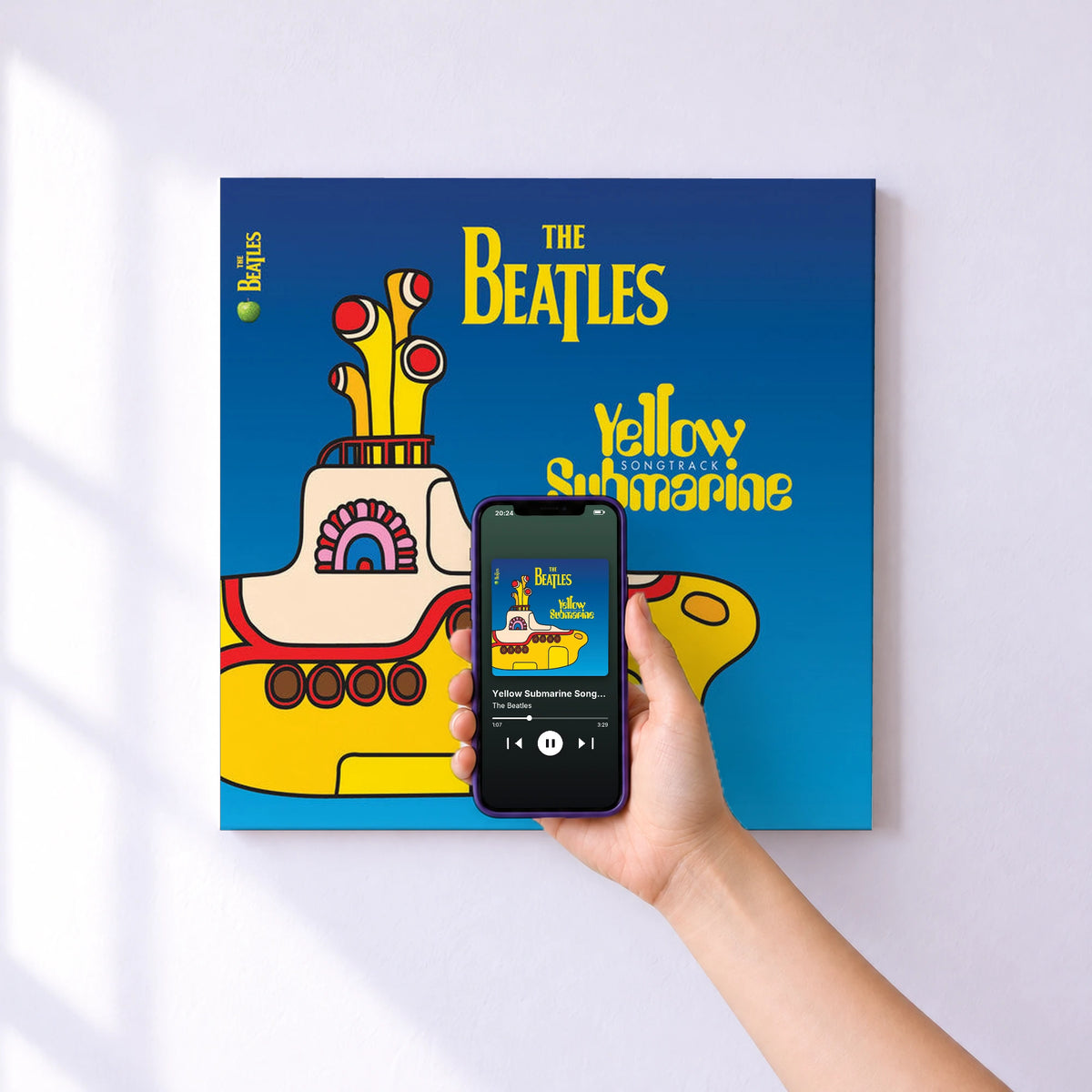 Affiche connectée Yellow Submarine Songtrack de The Beatles au mur : l'album se lance en approchant le téléphone