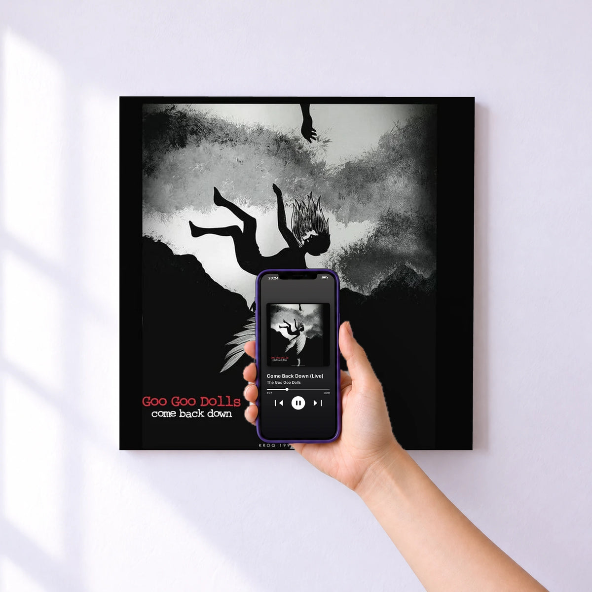Affiche connectée Come Back Down (Live) de The Goo Goo Dolls au mur : l'album se lance en approchant le téléphone