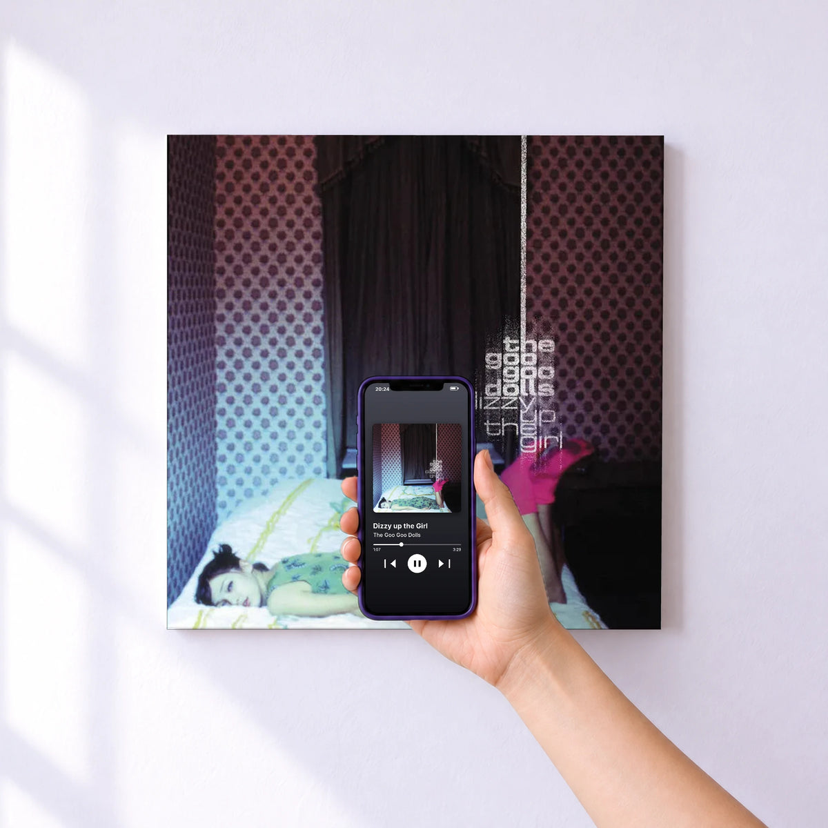 Affiche connectée Dizzy up the Girl de The Goo Goo Dolls au mur : l'album se lance en approchant le téléphone