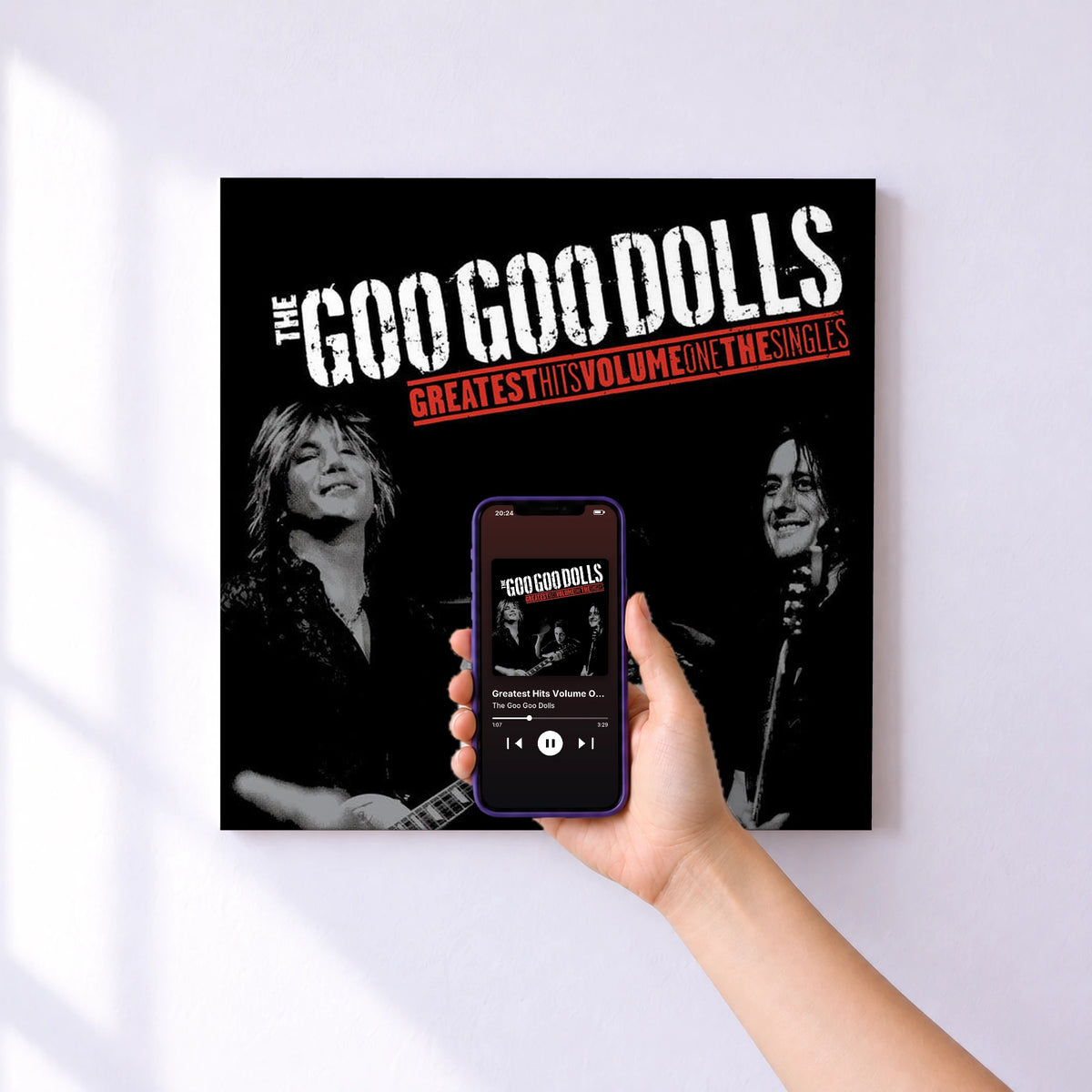 Affiche connectée Greatest Hits Volume One - The Singles de The Goo Goo Dolls au mur : l'album se lance en approchant le téléphone