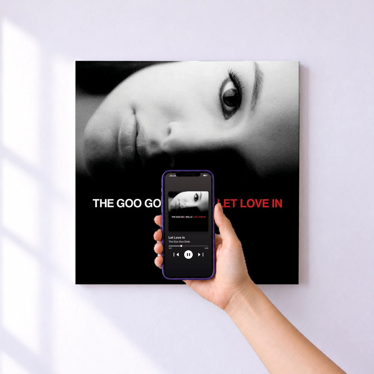 Affiche connectée Let Love In de The Goo Goo Dolls au mur : l'album se lance en approchant le téléphone