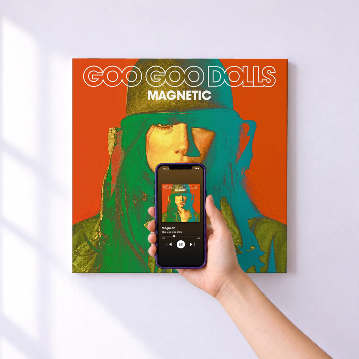 Affiche connectée Magnetic de The Goo Goo Dolls au mur : l'album se lance en approchant le téléphone