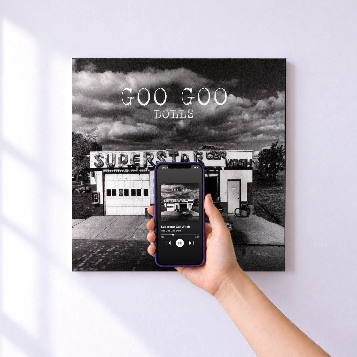 Affiche connectée Superstar Car Wash de The Goo Goo Dolls au mur : l'album se lance en approchant le téléphone