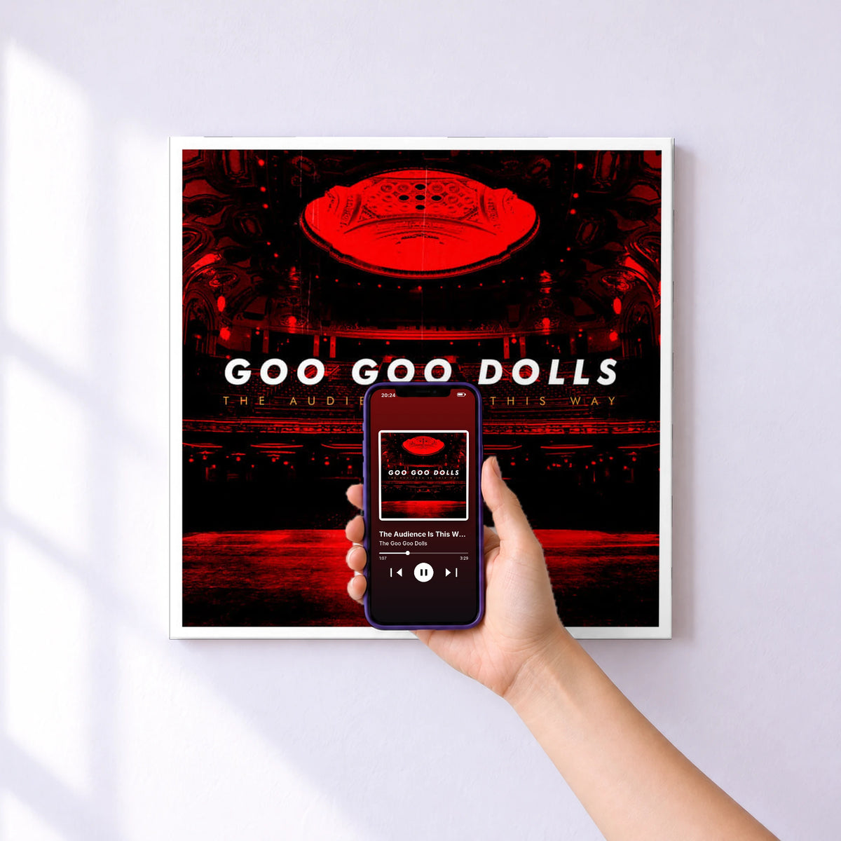 Affiche connectée The Audience Is This Way (Live) de The Goo Goo Dolls au mur : l'album se lance en approchant le téléphone