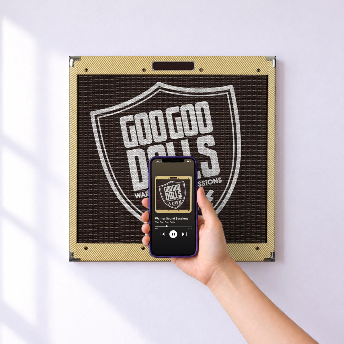 Affiche connectée Warner Sound Sessions de The Goo Goo Dolls au mur : l'album se lance en approchant le téléphone