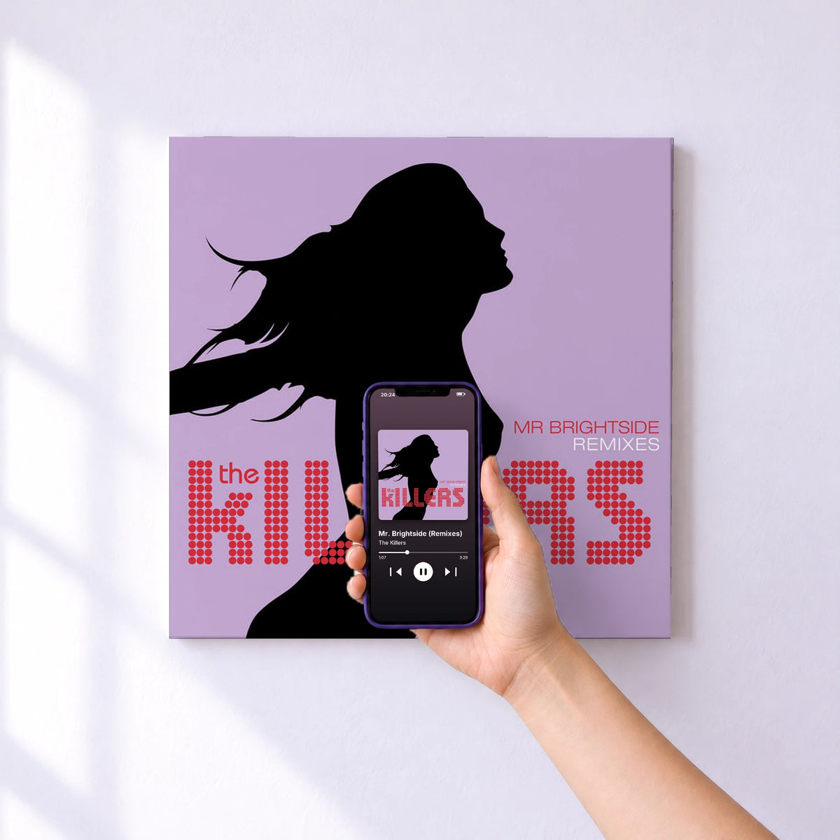 Affiche connectée Mr. Brightside (Remixes) de The Killers au mur : l'album se lance en approchant le téléphone