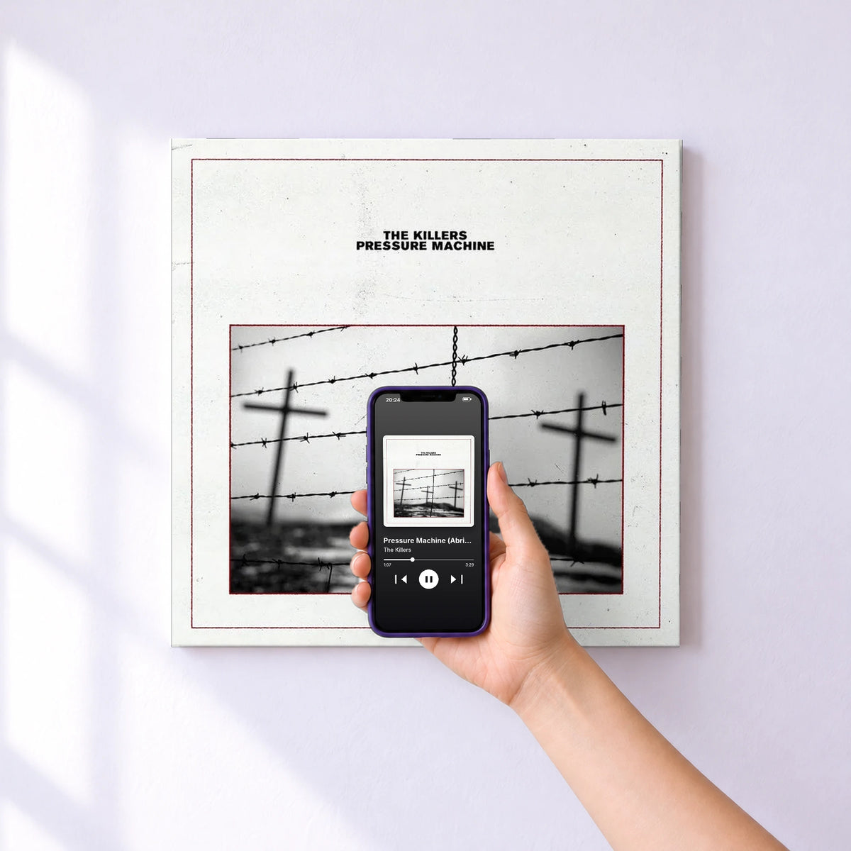 Affiche connectée Pressure Machine (Abridged) de The Killers au mur : l'album se lance en approchant le téléphone