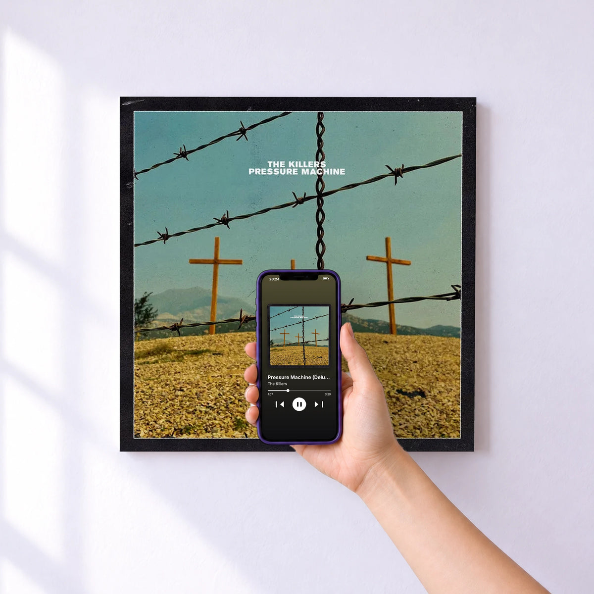Affiche connectée Pressure Machine (Deluxe) de The Killers au mur : l'album se lance en approchant le téléphone