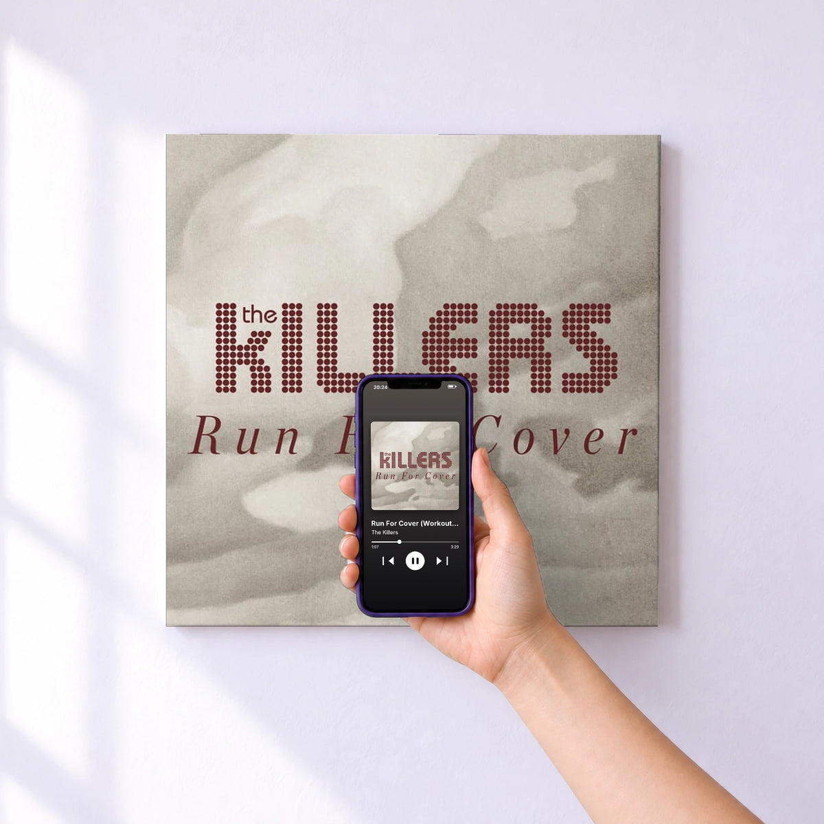 Affiche connectée Run For Cover (Workout Mix) de The Killers au mur : l'album se lance en approchant le téléphone