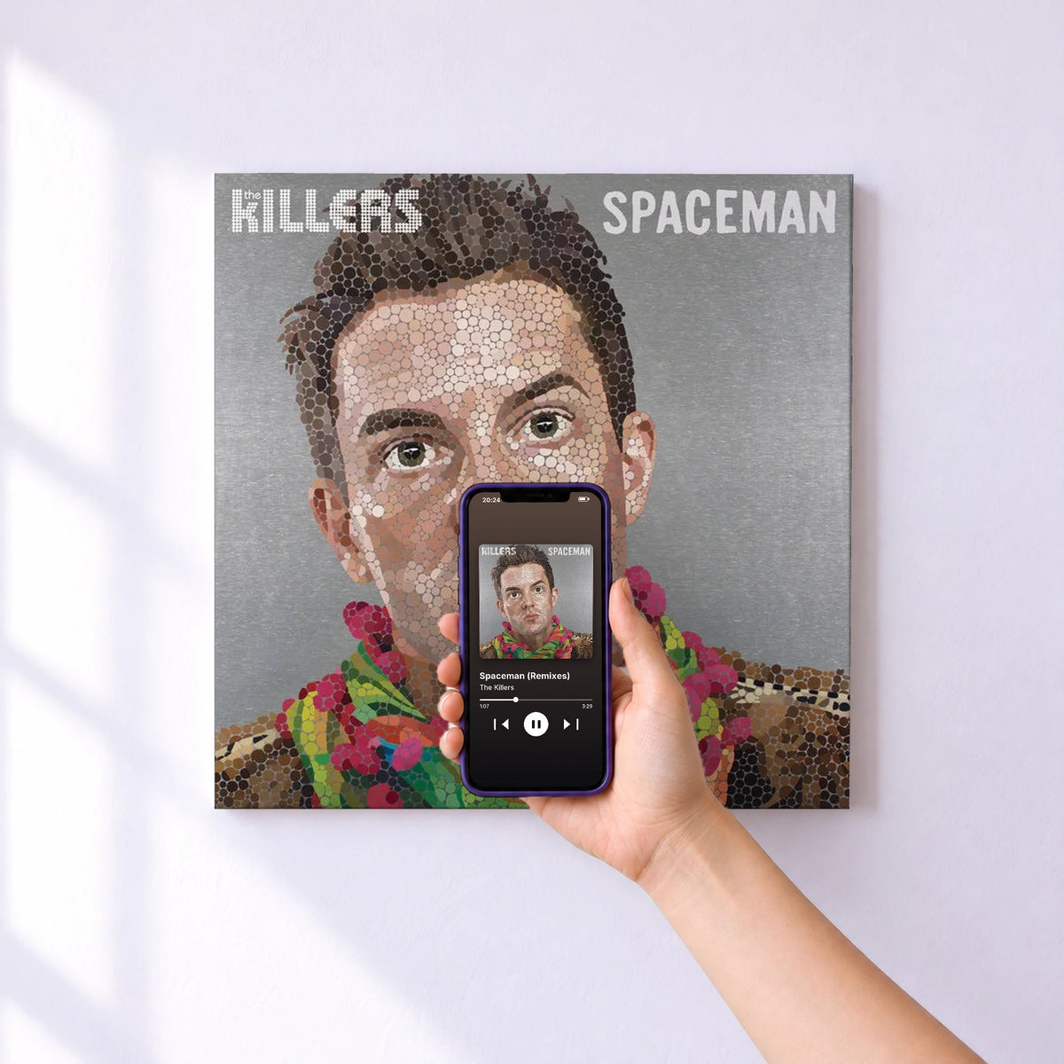 Affiche connectée Spaceman (Remixes) de The Killers au mur : l'album se lance en approchant le téléphone