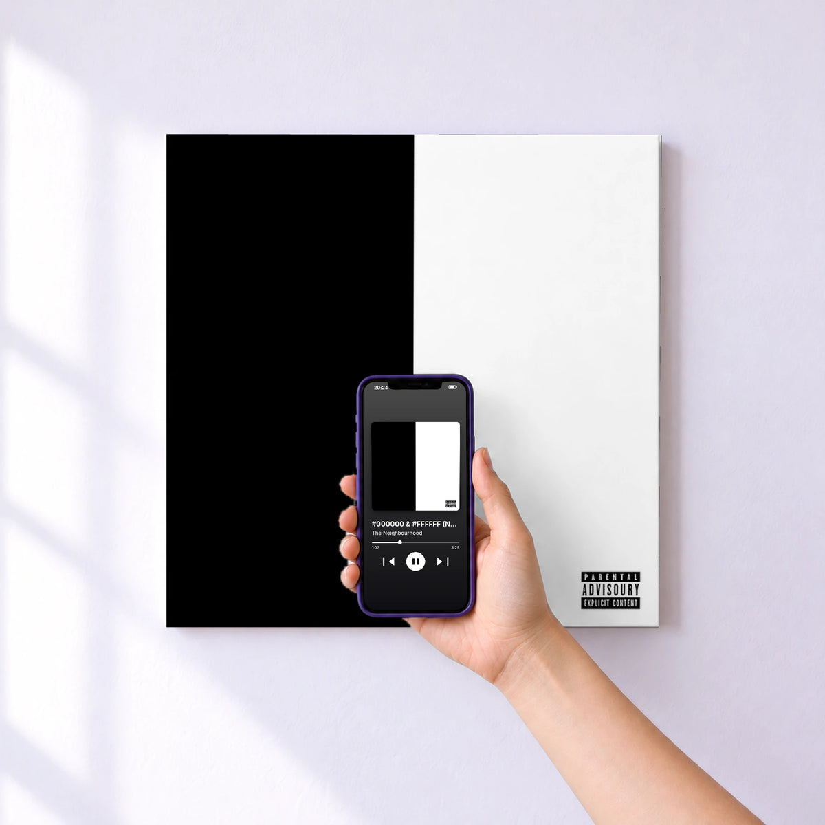 Affiche connectée #000000 & #FFFFFF (No DJ Version) de The Neighbourhood au mur : l'album se lance en approchant le téléphone
