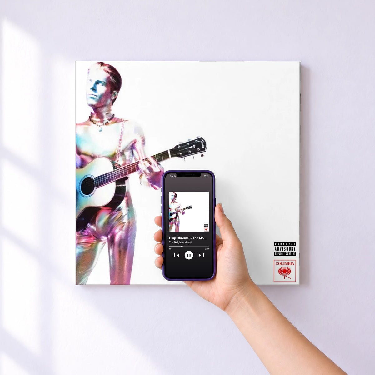 Affiche connectée Chip Chrome & The Mono-Tones (Deluxe) de The Neighbourhood au mur : l'album se lance en approchant le téléphone