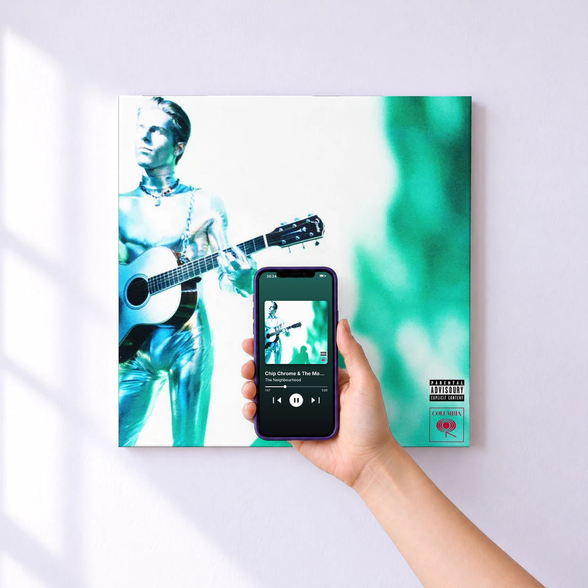 Affiche connectée Chip Chrome & The Mono-Tones de The Neighbourhood au mur : l'album se lance en approchant le téléphone