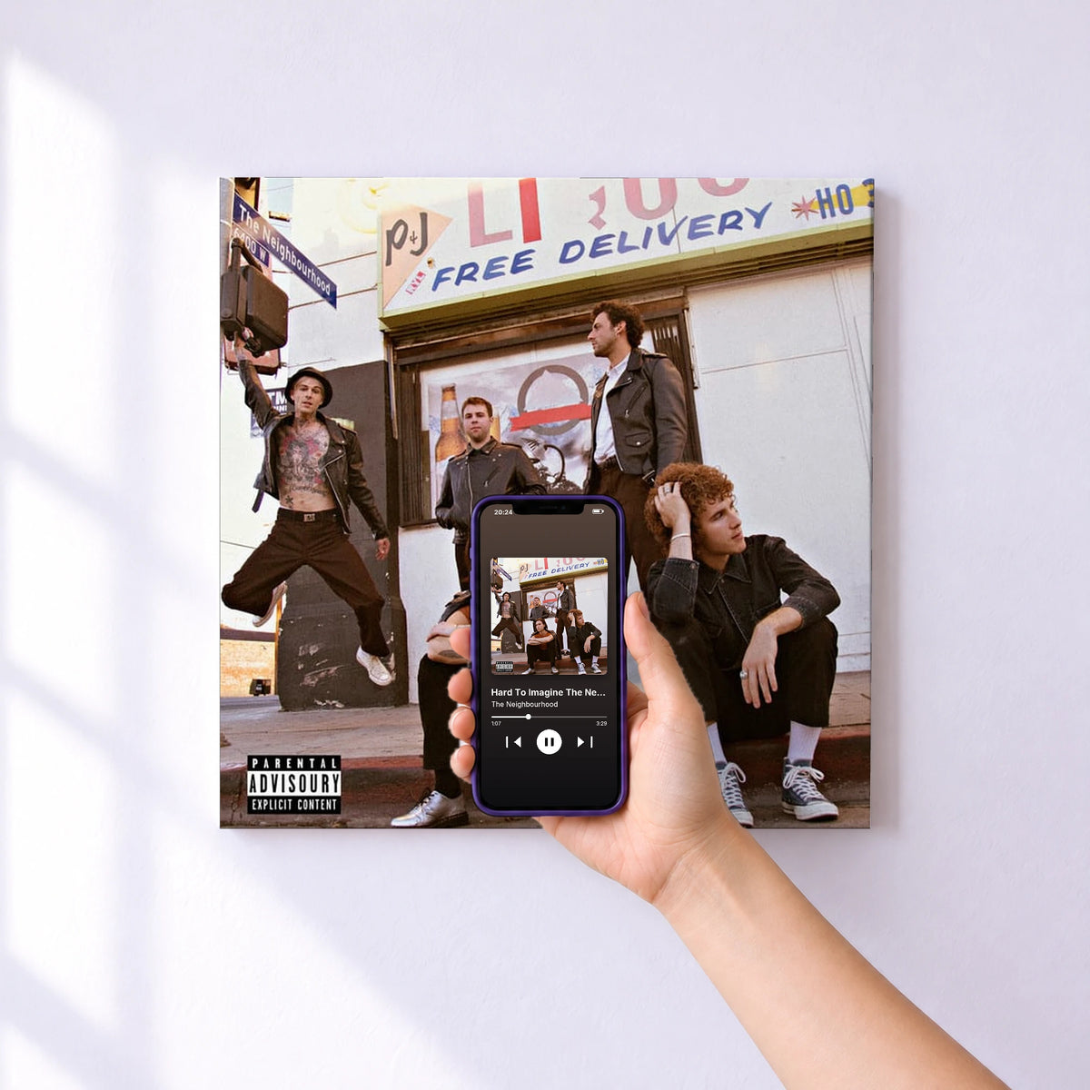 Affiche connectée Hard To Imagine The Neighbourhood Ever Changing de The Neighbourhood au mur : l'album se lance en approchant le téléphone