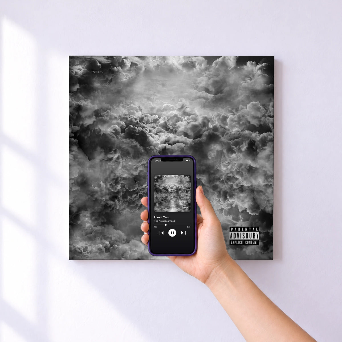 Affiche connectée I Love You. de The Neighbourhood au mur : l'album se lance en approchant le téléphone