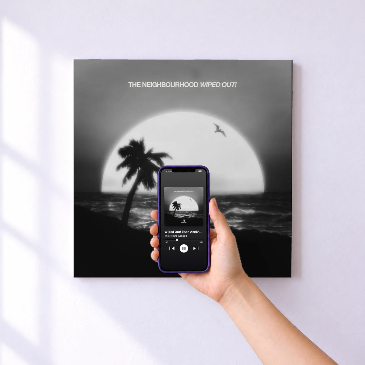 Affiche connectée Wiped Out! (10th Anniversary Edition) de The Neighbourhood au mur : l'album se lance en approchant le téléphone