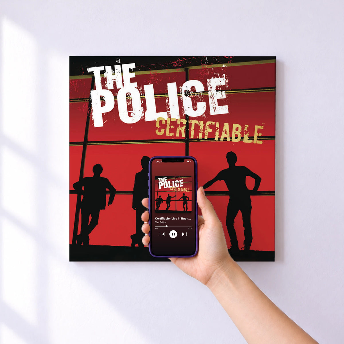 Affiche connectée Certifiable (Live in Buenos Aires) de The Police au mur : l'album se lance en approchant le téléphone