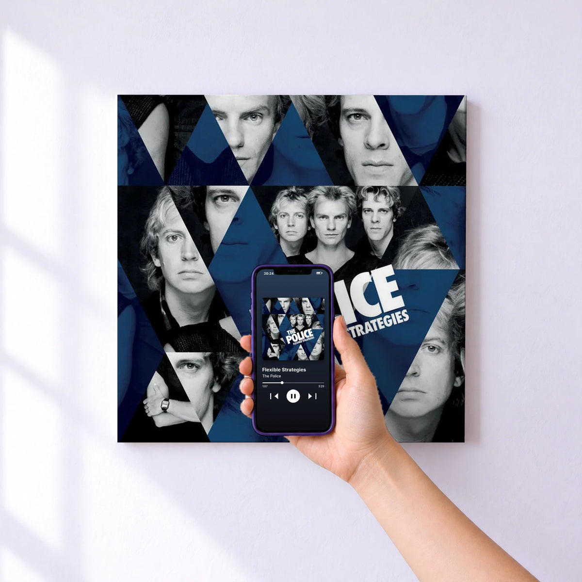 Affiche connectée Flexible Strategies de The Police au mur : l'album se lance en approchant le téléphone