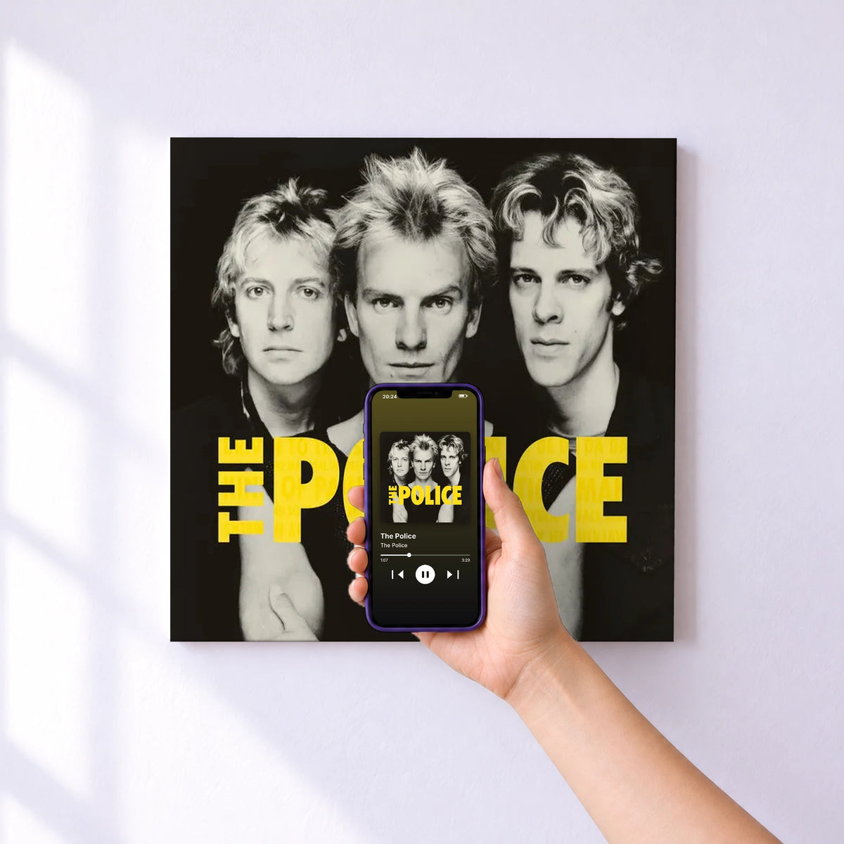 Affiche connectée The Police de The Police au mur : l'album se lance en approchant le téléphone