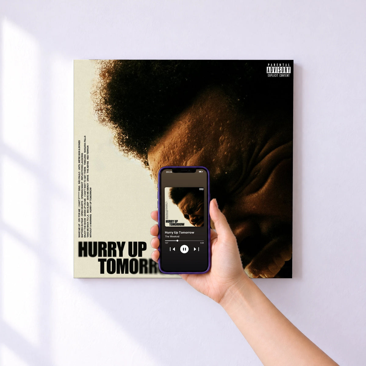 Affiche connectée Hurry Up Tomorrow de The Weeknd au mur : l'album se lance en approchant le téléphone