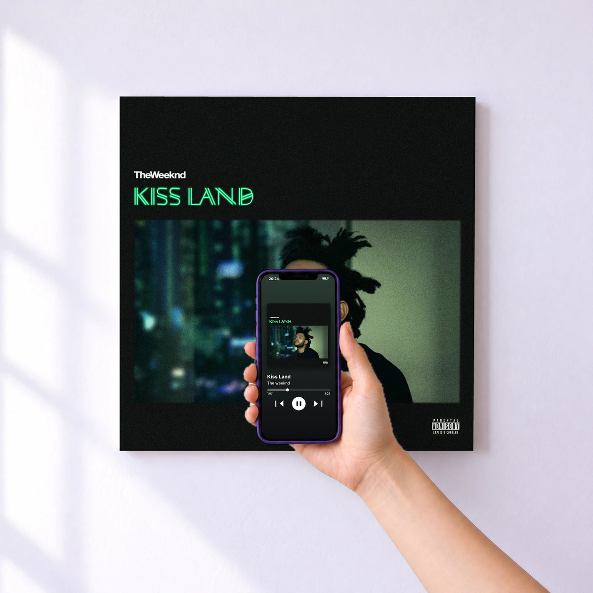 Affiche connectée Kiss Land de The weeknd au mur : l'album se lance en approchant le téléphone