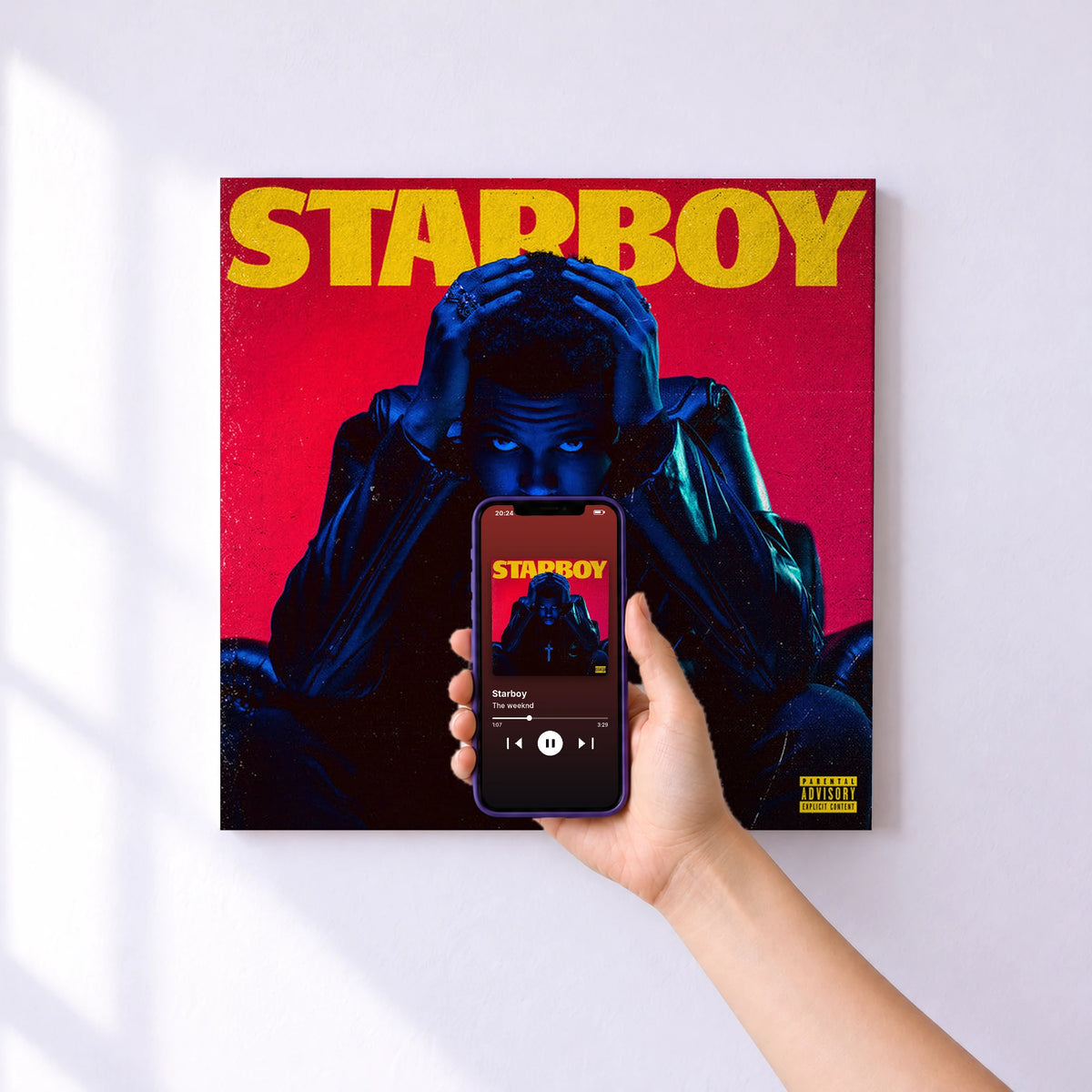 Affiche connectée Starboy de The weeknd au mur : l'album se lance en approchant le téléphone