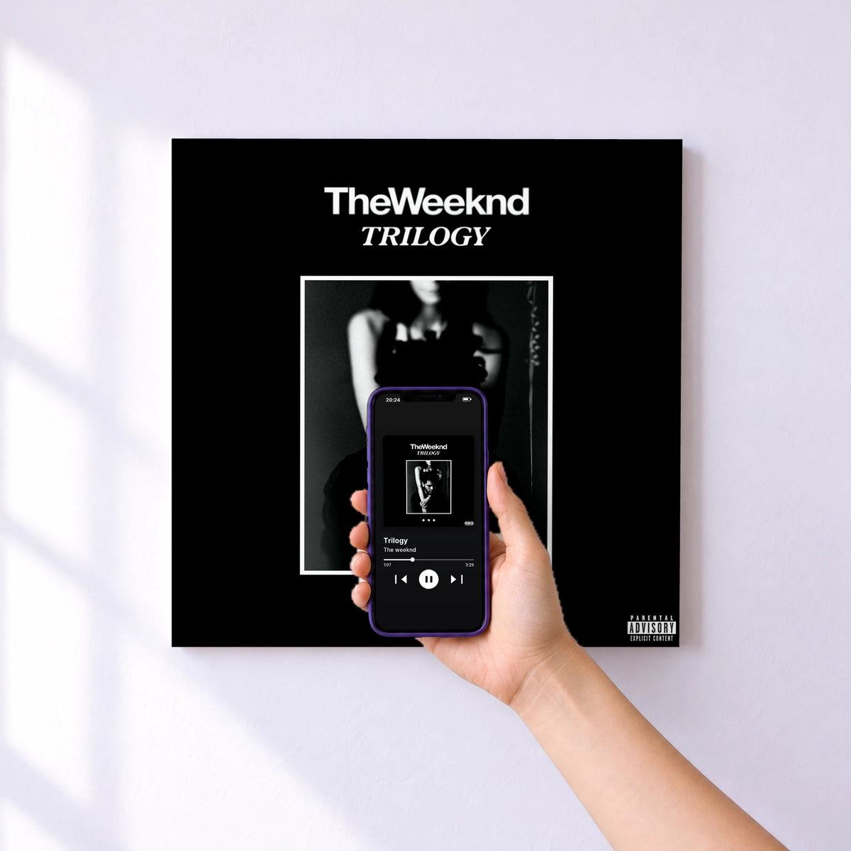 Affiche connectée Trilogy de The weeknd au mur : l'album se lance en approchant le téléphone