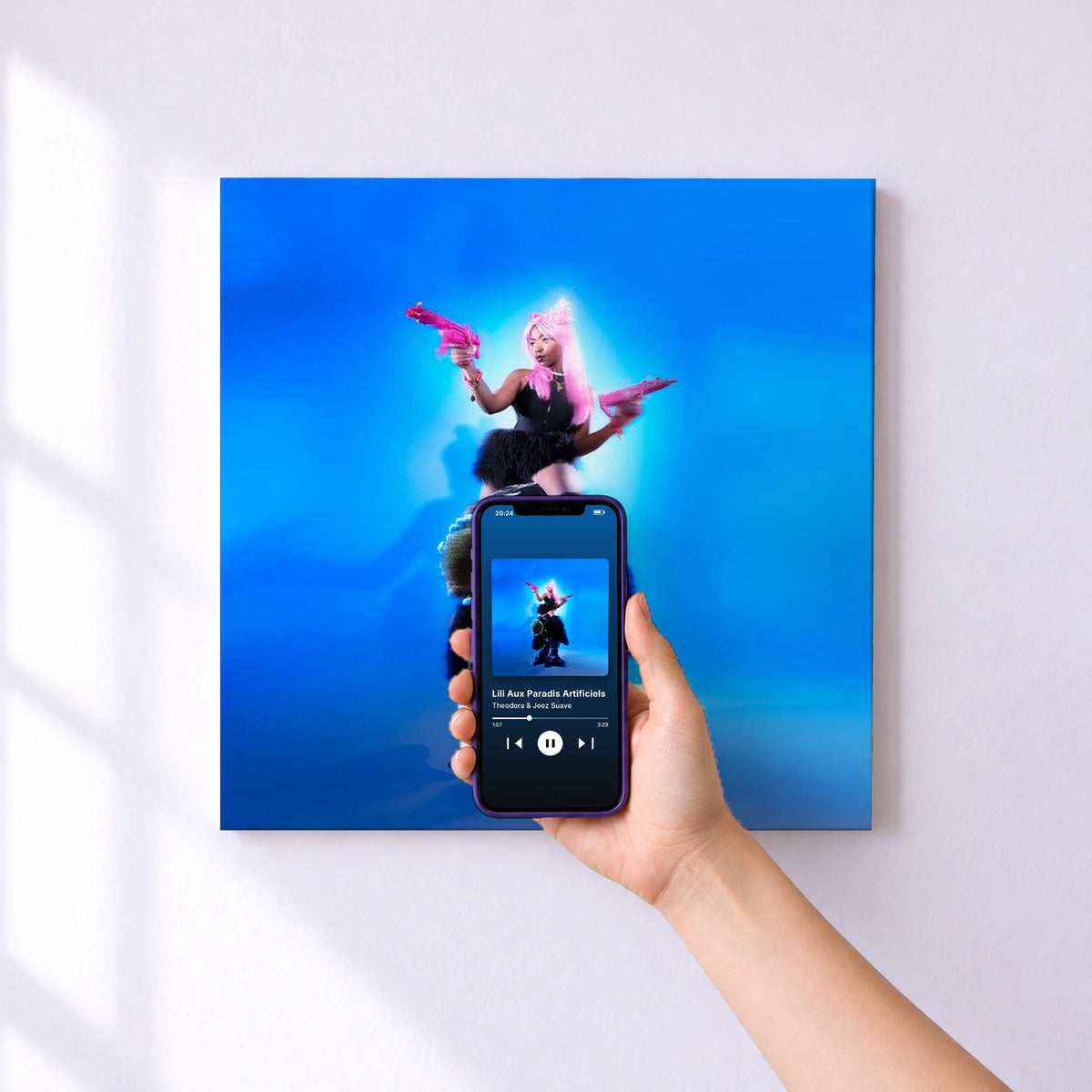 Affiche connectée Lili Aux Paradis Artificiels de Theodora & Jeez Suave au mur : l'album se lance en approchant le téléphone