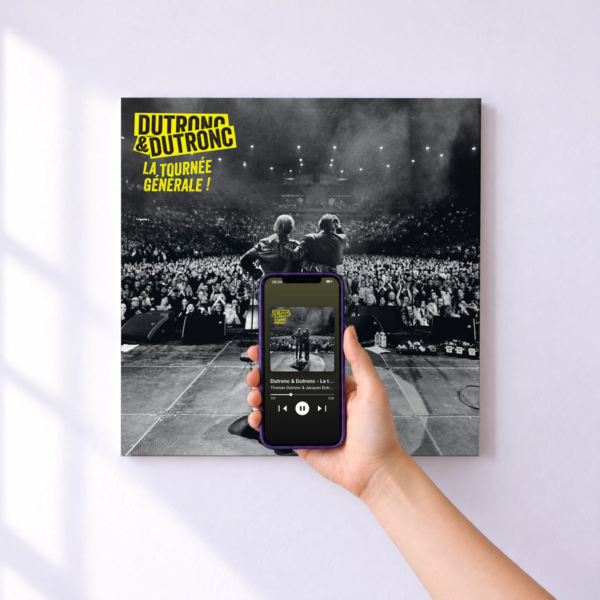Affiche connectée Dutronc & Dutronc - La tournée générale (Live) de Thomas Dutronc & Jacques Dutronc au mur : l'album se lance en approchant le téléphone