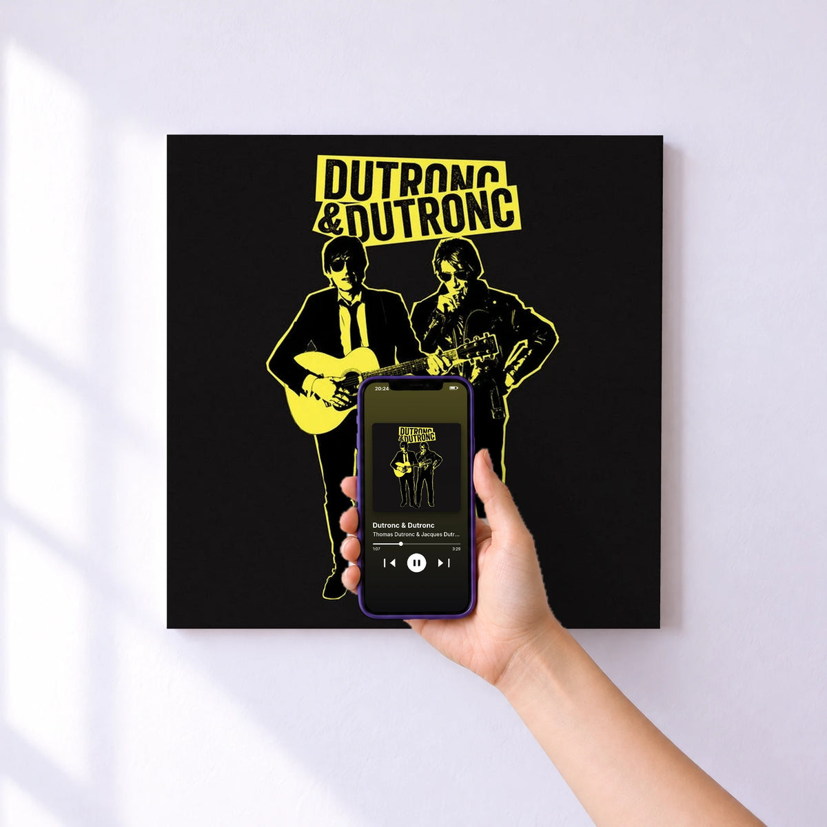 Affiche connectée Dutronc & Dutronc de Thomas Dutronc & Jacques Dutronc au mur : l'album se lance en approchant le téléphone