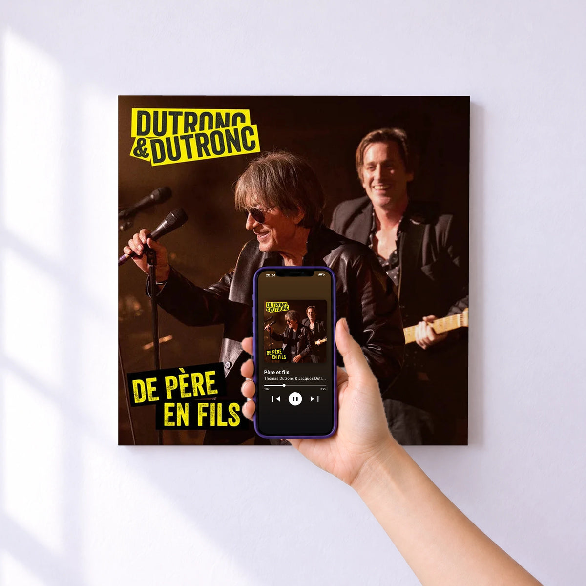 Affiche connectée Père et fils de Thomas Dutronc & Jacques Dutronc au mur : l'album se lance en approchant le téléphone