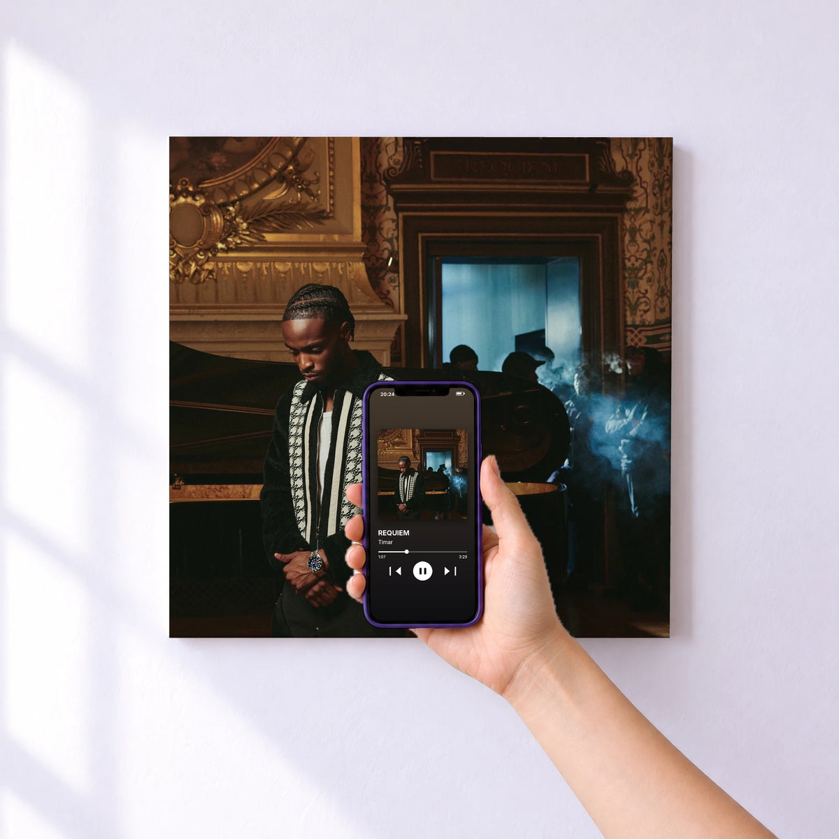 Affiche connectée REQUIEM de Timar au mur : l'album se lance en approchant le téléphone