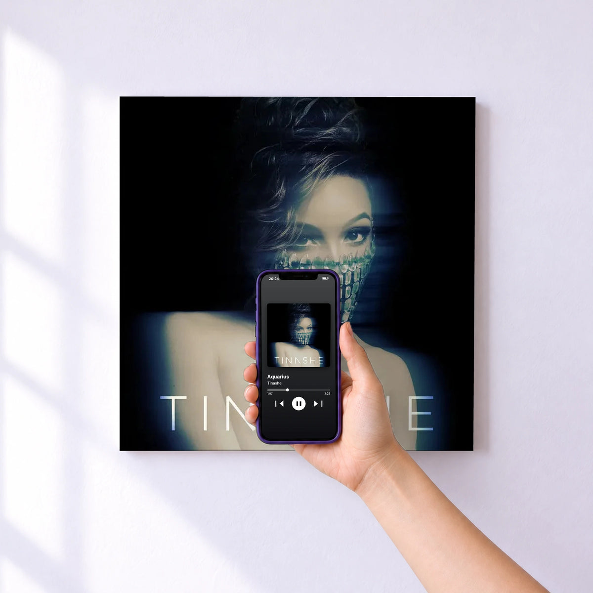Affiche connectée Aquarius de Tinashe au mur : l'album se lance en approchant le téléphone
