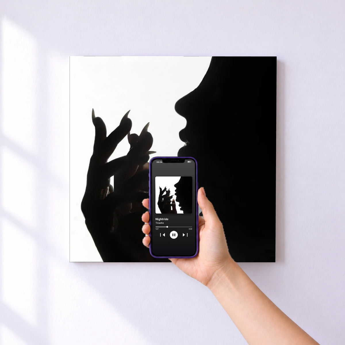 Affiche connectée Nightride de Tinashe au mur : l'album se lance en approchant le téléphone