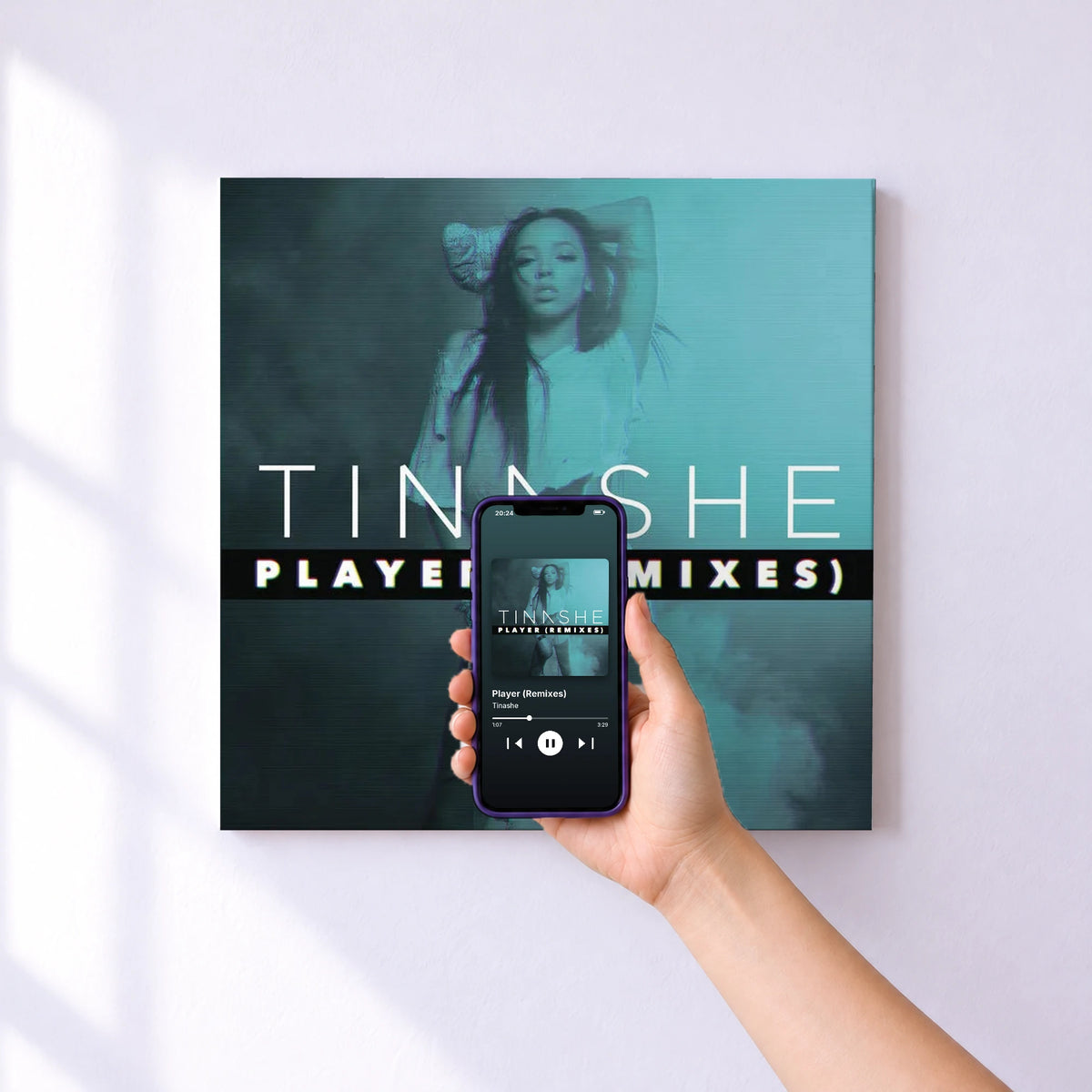 Affiche connectée Player (Remixes) de Tinashe au mur : l'album se lance en approchant le téléphone
