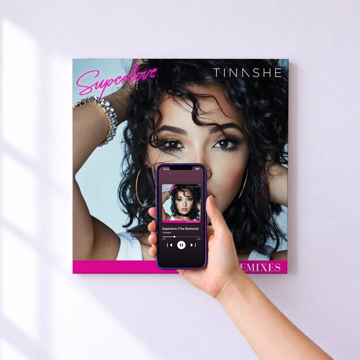 Affiche connectée Superlove (The Remixes) de Tinashe au mur : l'album se lance en approchant le téléphone